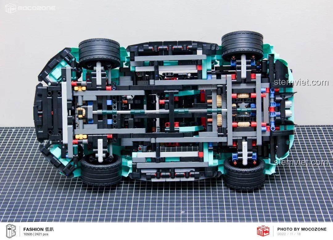 Gầm xe của Mô hình BMW MINI gầm thấp K-Box 10505, thể hiện hệ thống khung gầm Technic.