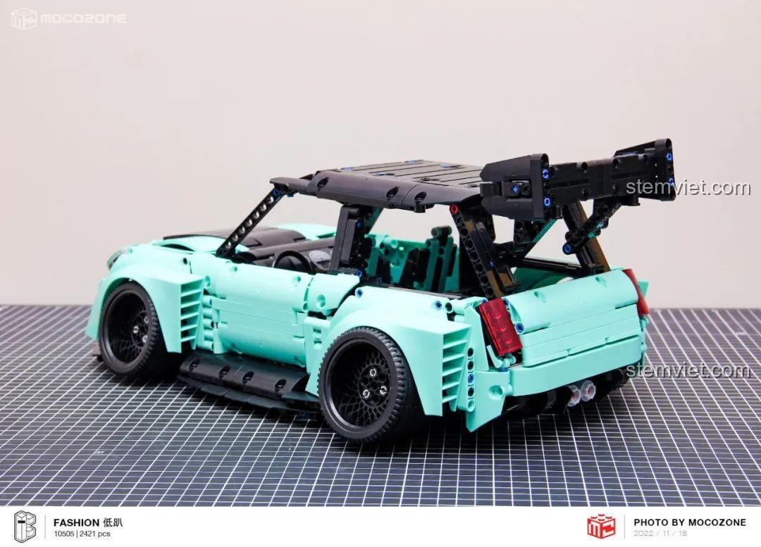 Góc nhìn từ phía sau của bộ xếp hình Xe hơi BMW MINI phong cách đường phố.