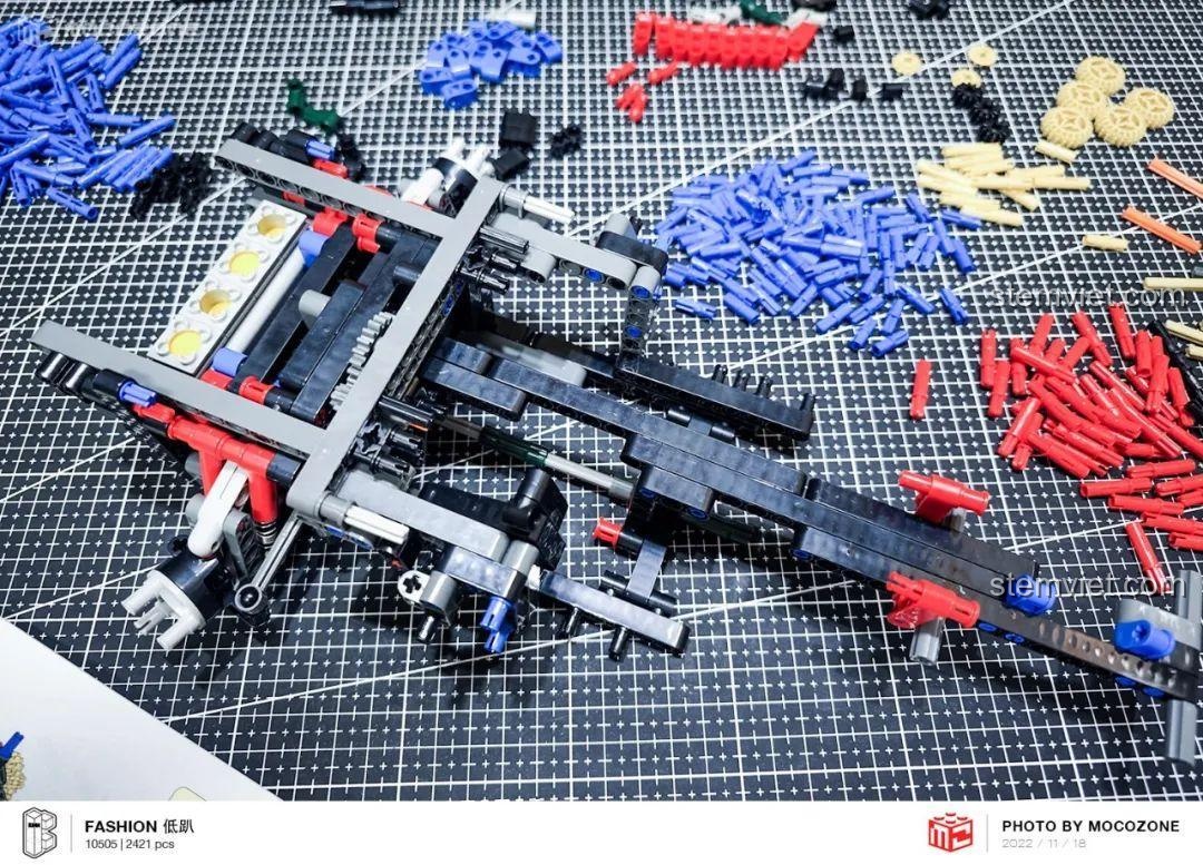 Hệ thống khung gầm phức tạp của đồ chơi lắp ghép K-Box 10505, thể hiện rõ các chi tiết Technic.