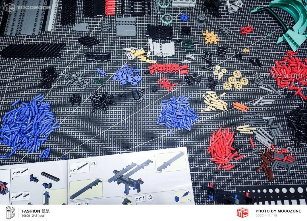 Chi tiết vè xe của bộ xếp hình Xe hơi BMW MINI phong cách đường phố được dán decal đen. Sản phẩm dành cho con trai 14 tuổi.