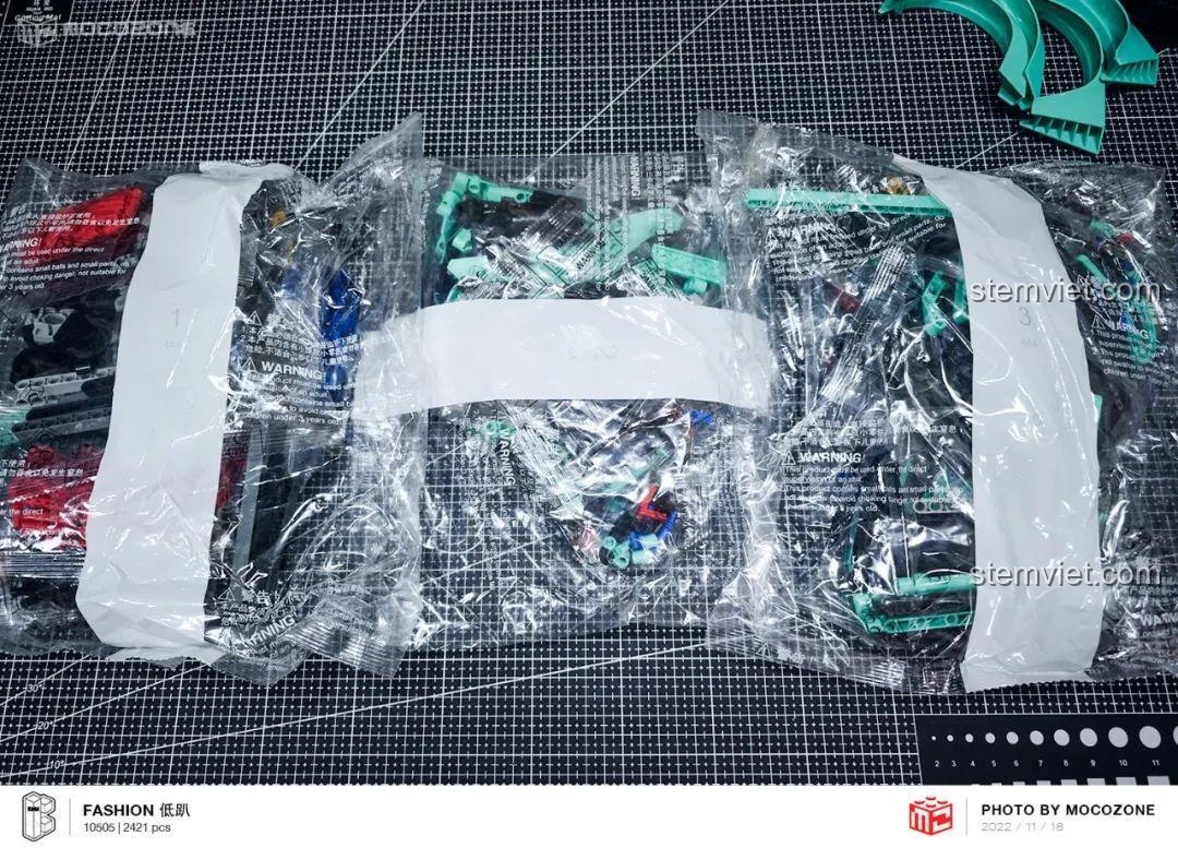 Ảnh review các chi tiết đặc biệt của bộ lắp ráp Xe Đua BMW MINI Độ: 4 bánh xe với lốp và 4 vè xe màu xanh lơ.