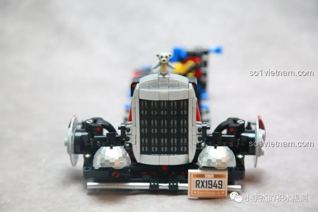 Cửa xe K盒子 10509 Xe Hot Rod 1949 Độ Chế mở ra, để lộ nội thất bên trong.