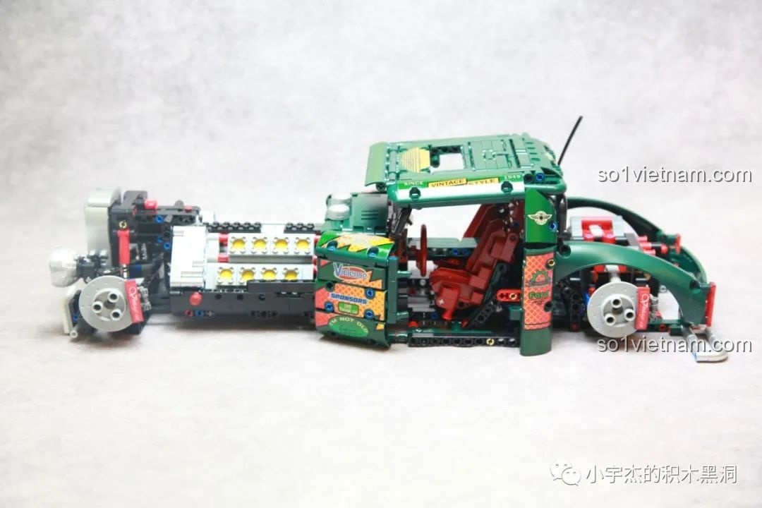 K盒子 10509 Xe Hot Rod 1949 Độ Chế bên cạnh một chú mèo.