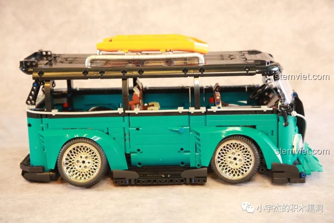 Góc nhìn bên hông của mô hình K Box 10510 chưa dán sticker, làm nổi bật màu sắc và thiết kế.