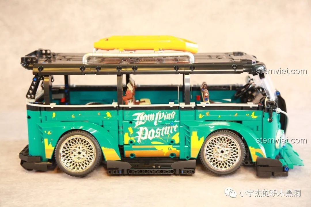 So sánh mô hình K Box 10510 trước và sau khi dán sticker, cho thấy sự khác biệt rõ rệt về phong cách.