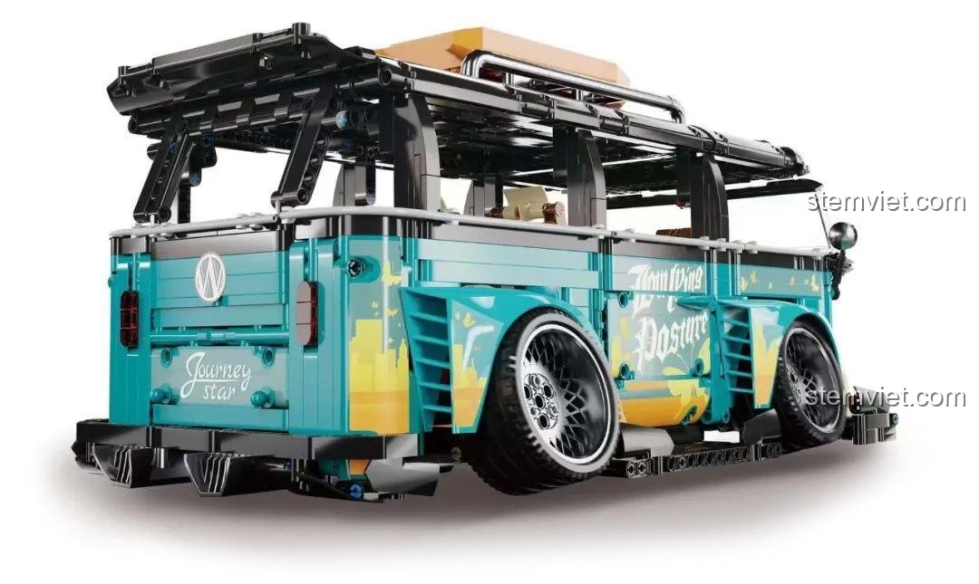 Ảnh chụp phía sau của mô hình Xe du lịch Volkswagen T1 10510, khoe trọn bộ bánh xe mạ crom sáng bóng và dáng xe hạ gầm cực chất.