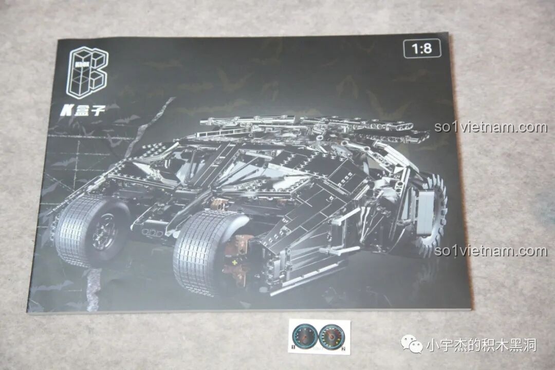 Sách hướng dẫn và tấm sticker nhỏ đi kèm bộ K-Box 10517 Xe Batman Rambom, chứa các chi tiết trang trí cho buồng lái của Batmobile Tumbler.