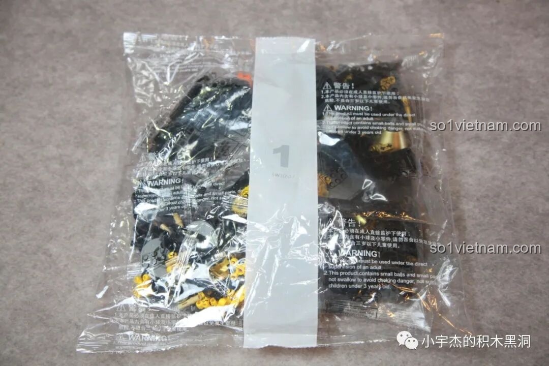 Túi mảnh ghép số 1 của bộ K-Box 10517 Xe Batman Rambom, chứa các chi tiết màu tối và một số mảnh vàng, bắt đầu cho quá trình lắp ráp khung gầm.