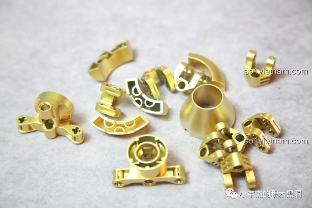 Cận cảnh các mảnh ghép màu vàng kim loại trong bộ K-Box 10517 Xe Batman Rambom, những chi tiết này sẽ là điểm nhấn nổi bật trên ngoại thất của Batmobile Tumbler.