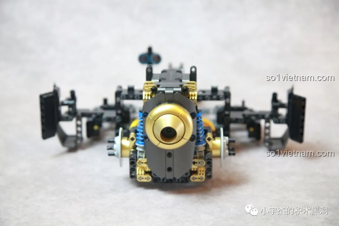 Góc nhìn phía trước của khung gầm K-Box 10517 Xe Batman Rambom, cho thấy chi tiết động cơ và hệ thống treo phía trước.