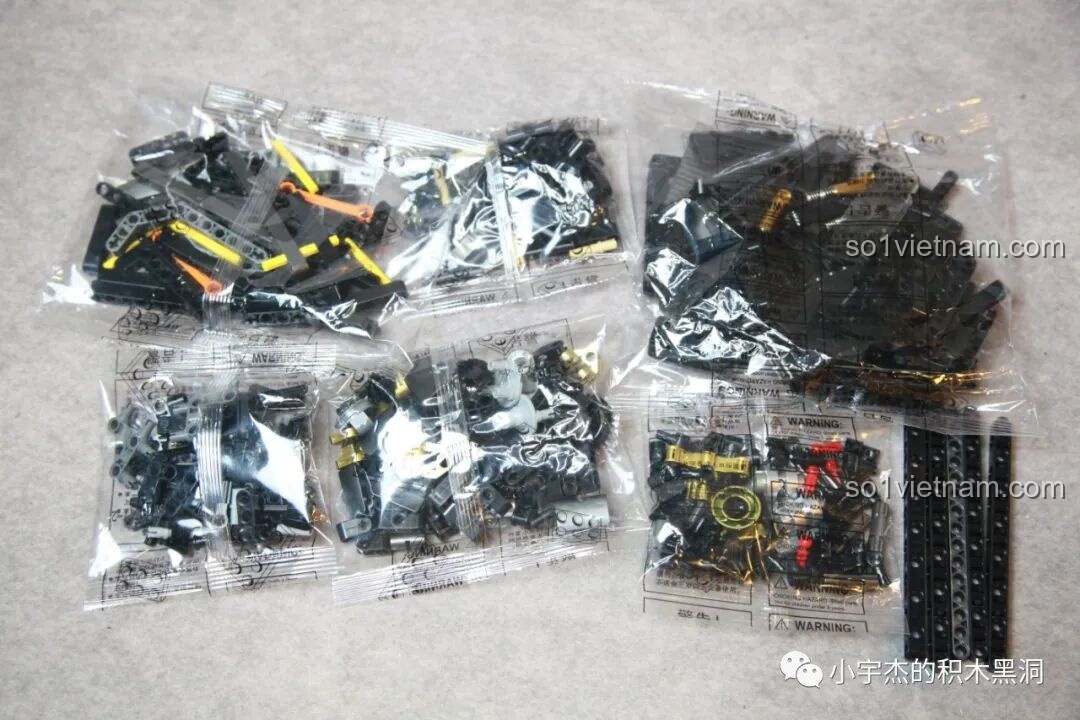 Các mảnh ghép trong túi số 2 của bộ K-Box 10517 Xe Batman Rambom, bao gồm nhiều chi tiết màu đen, xám và một số mảnh trong suốt cho kính chắn gió.