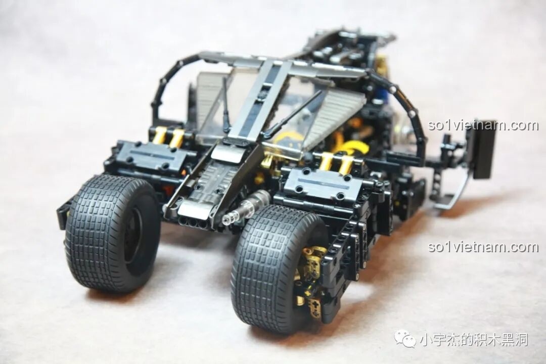 Góc nhìn phía trước của mô hình Batmobile Tumbler K-Box 10517 đang trong quá trình lắp ráp, cho thấy hệ thống lái và các chi tiết súng máy phía trước.