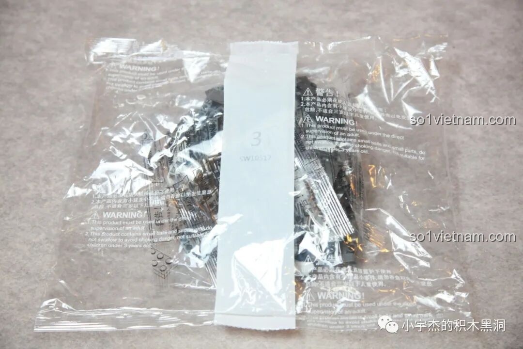 Cận cảnh kính chắn gió màu xám khói của mô hình Batmobile Tumbler K-Box 10517, với cách lắp đặt độc đáo và chắc chắn.