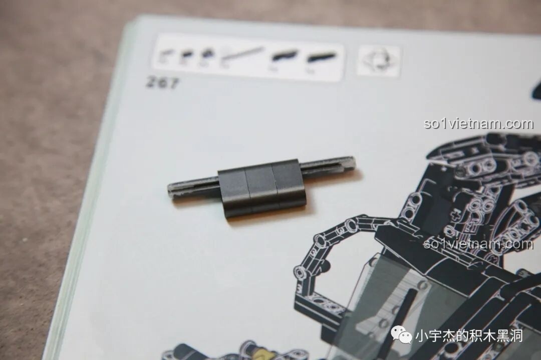 Tất cả mảnh ghép từ túi số 3 của bộ K-Box 10517 Xe Batman Rambom được trải ra, chuẩn bị cho việc hoàn thiện phần vỏ giáp và cánh gió của Batmobile Tumbler.