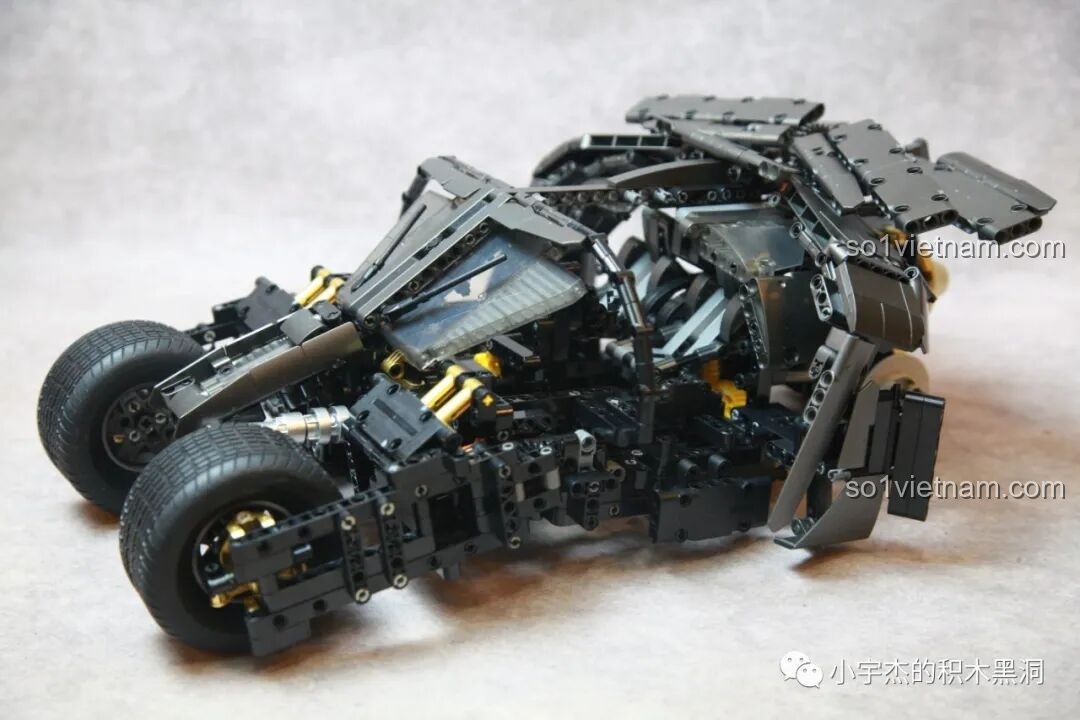 Khung gầm linh hoạt của mô hình Batmobile Tumbler K-Box 10517, với hệ thống treo có hành trình dài, thể hiện khả năng vượt địa hình ấn tượng.