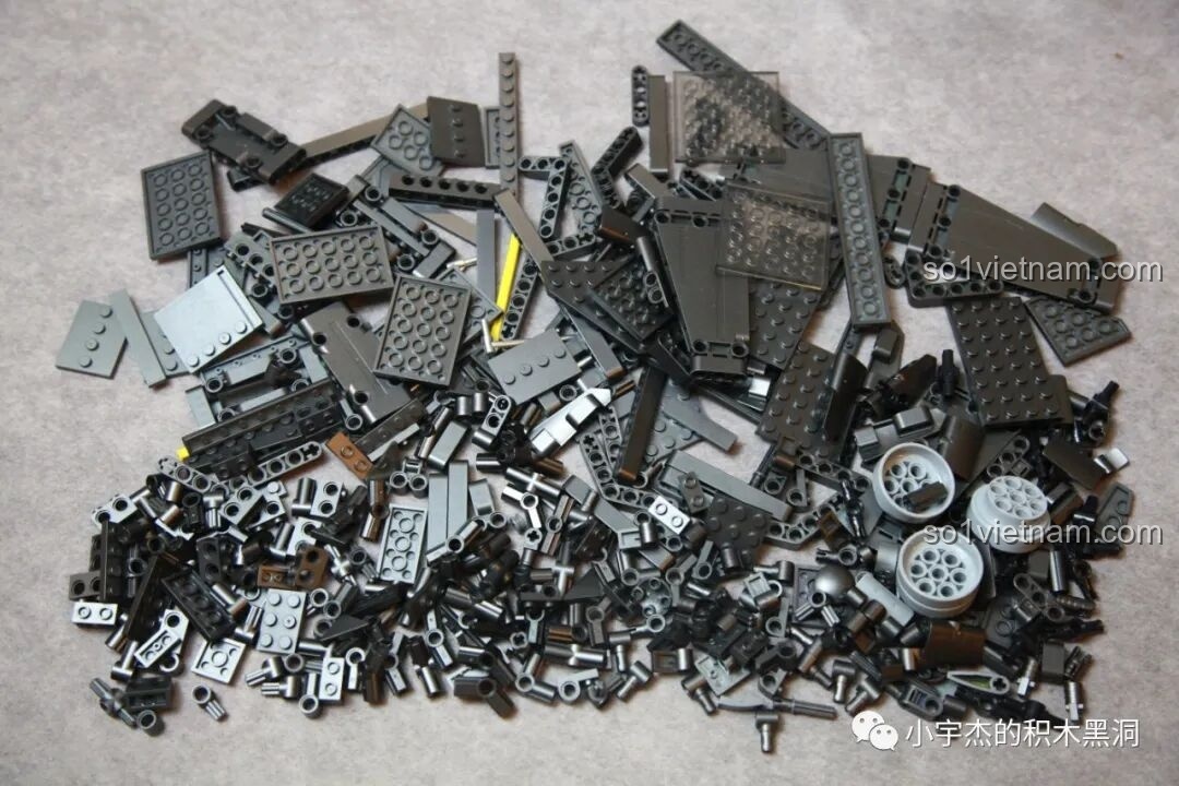 Hai ghế ngồi bên trong buồng lái của mô hình Batmobile Tumbler K-Box 10517, với ghế lái có thể di chuyển vào vị trí trung tâm.