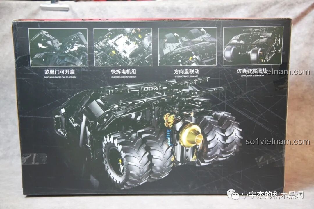 Mặt sau hộp K-Box 10517 Xe Batman Rambom giới thiệu các tính năng nổi bật: cửa mở cánh chim, động cơ tháo lắp nhanh, hệ thống lái liên kết, và treo mô phỏng.