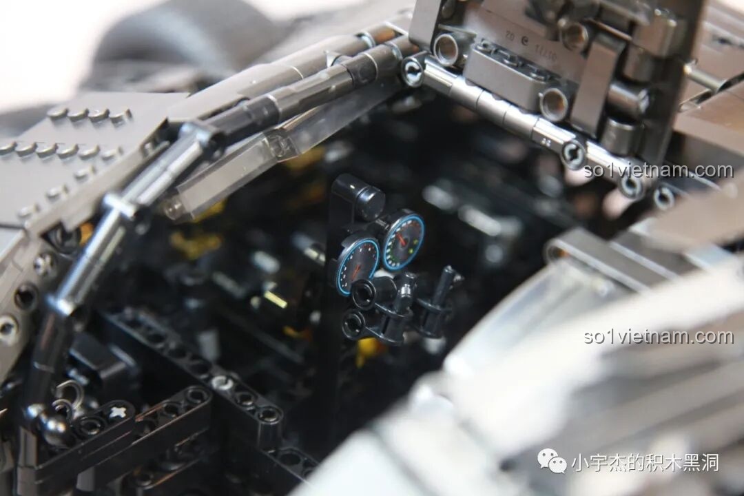 Chi tiết cửa sổ nhỏ trên cửa xe của mô hình Batmobile Tumbler K-Box 10517, cho thấy sự phức tạp trong thiết kế và lắp ráp.