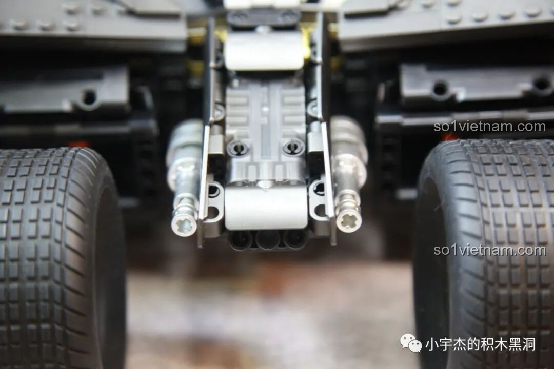 Góc nhìn cận cảnh khác về đuôi xe của mô hình Batmobile Tumbler K-Box 10517, làm nổi bật các chi tiết cơ khí và bánh xe.