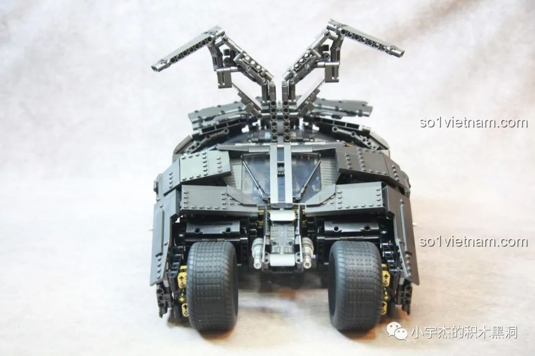 Góc nhìn khác về mô hình Batmobile Tumbler K-Box 10517 và xe mô tô Batman, thể hiện sự đa dạng trong bộ sưu tập của K-Box.