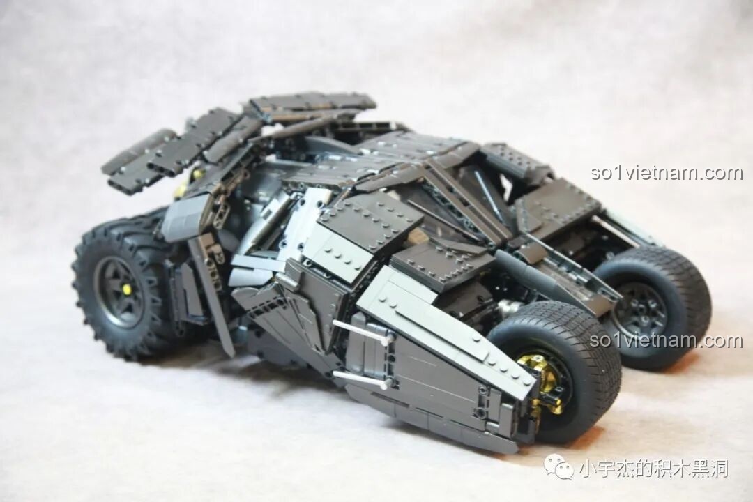 Mô hình Batmobile Tumbler K-Box 10517 và xe mô tô Batman được trưng bày cùng nhau, tạo nên một cảnh tượng hoành tráng.