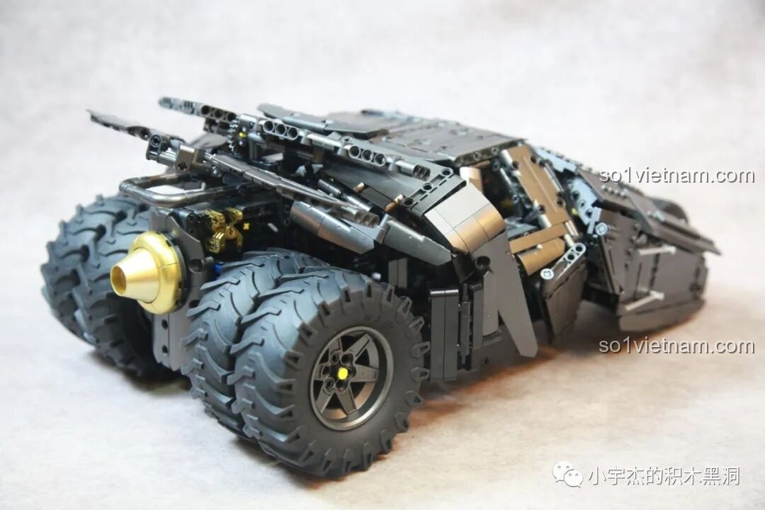 Mô hình Batmobile Tumbler K-Box 10517 và xe mô tô Batman được trưng bày cùng nhau, tạo nên một cảnh tượng hoành tráng.