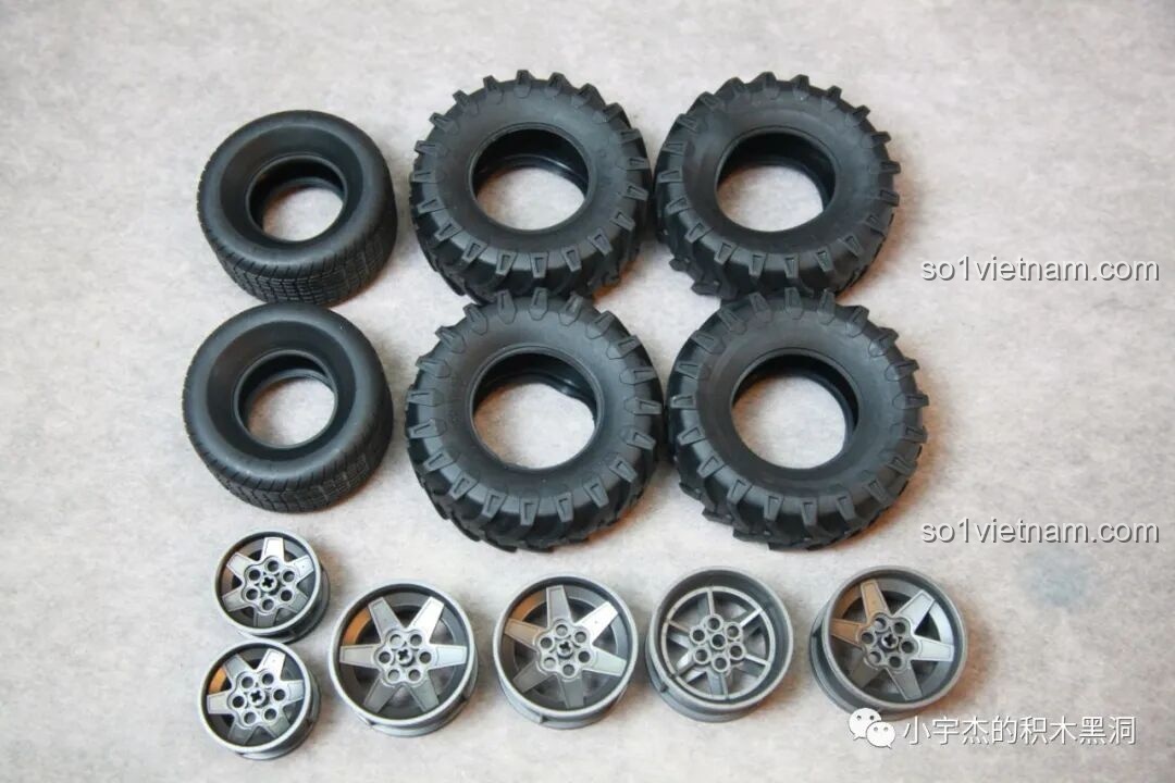 Các lốp xe và vành xe chưa lắp ráp của bộ K-Box 10517 Xe Batman Rambom, với lốp có độ cứng vừa phải và dễ dàng lắp đặt.