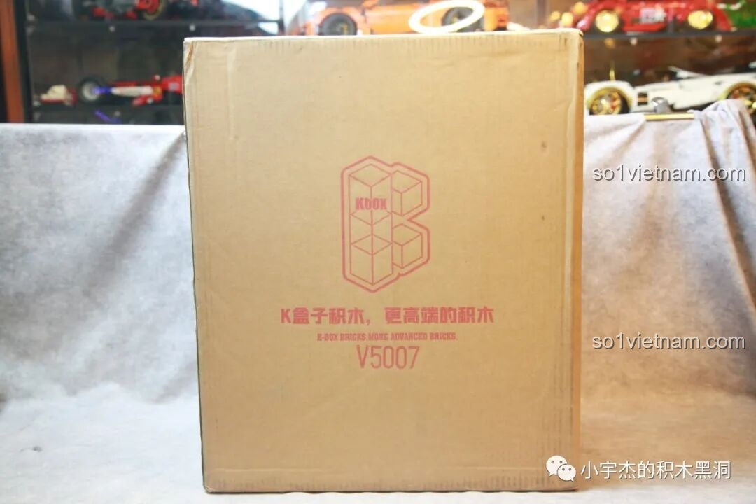 Thùng carton lớn chứa bộ đồ chơi mô hình Robot chiến binh Autobot Bumblebee K-BOX V5007, cho thấy kích thước ấn tượng của sản phẩm.