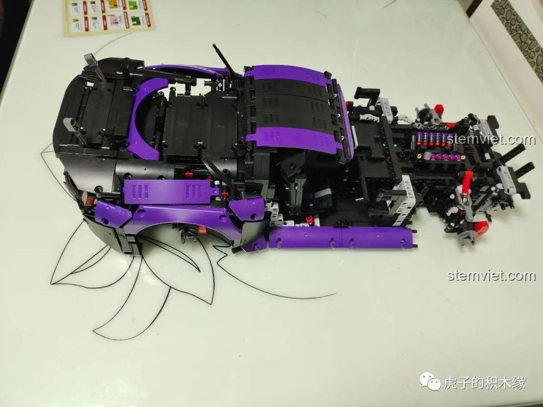Cửa xe có thể mở rộng, lộ rõ nội thất chi tiết của Aston Martin Vantage GT3 001.