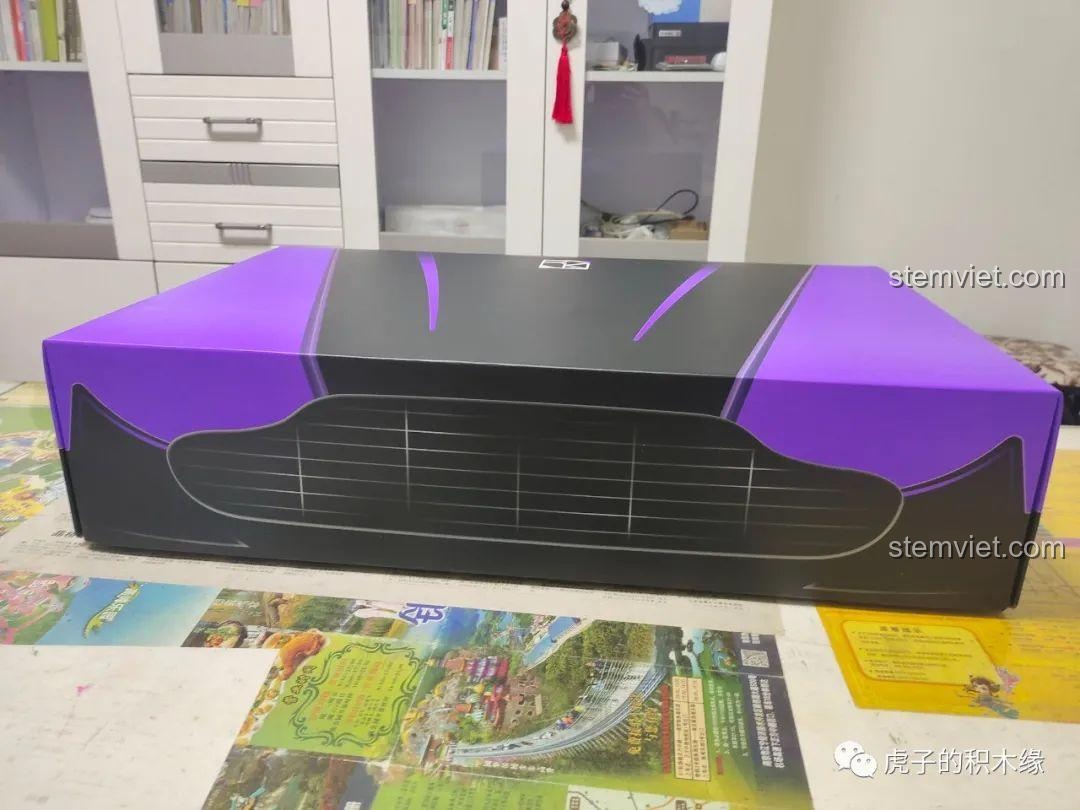 Mặt trước hộp bộ lắp ghép KaCo Blocks C001 Aston Martin Vantage GT3, với hình ảnh lưới tản nhiệt xe đua.