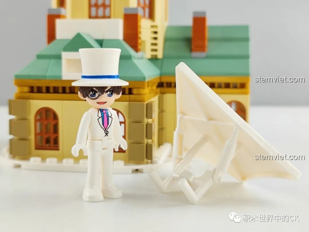 Minifigure Kaito Kid đứng cạnh tàu lượn của mình trong bộ K20706.