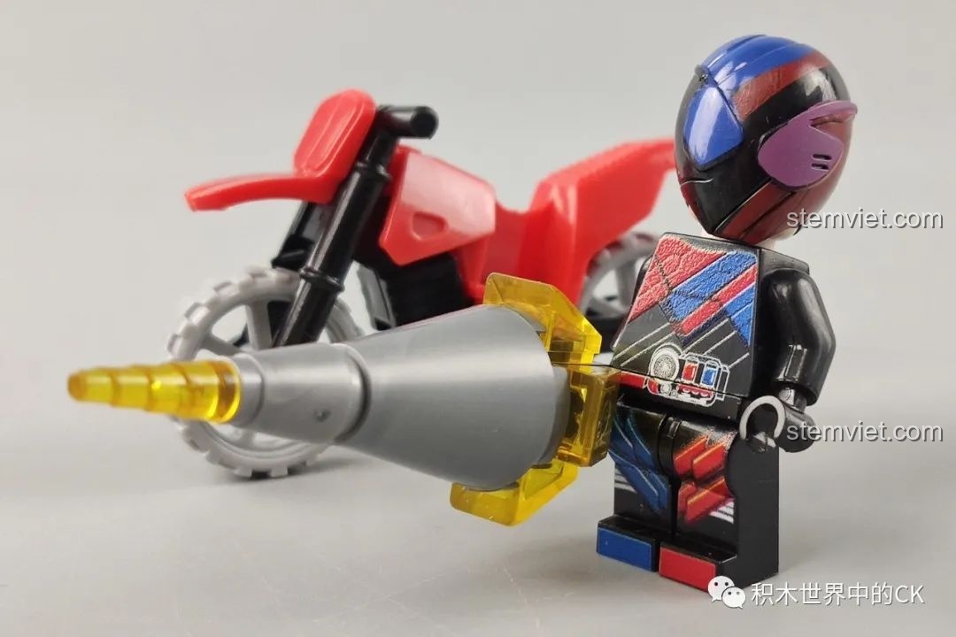 Minifigure Kamen Rider Build cầm vũ khí Drill Crusher, một chi tiết nổi bật trong bộ đồ chơi xếp hình 82232.