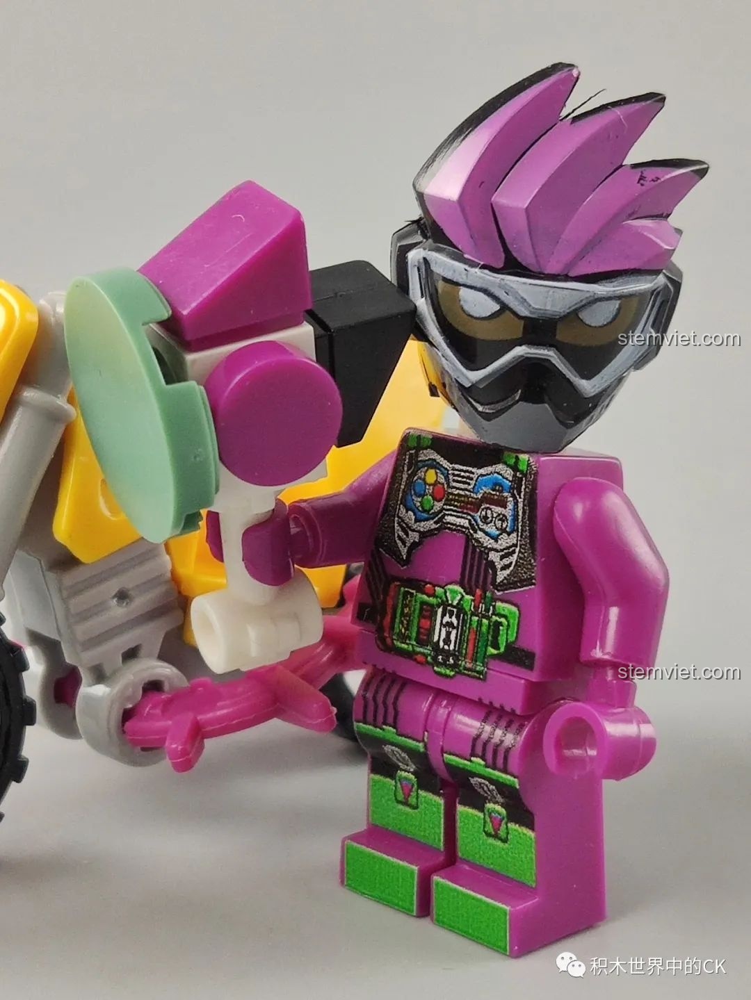 Minifigure Kamen Rider Ex-Aid cầm vũ khí là chiếc búa Gashacon Breaker, sẵn sàng chiến đấu.