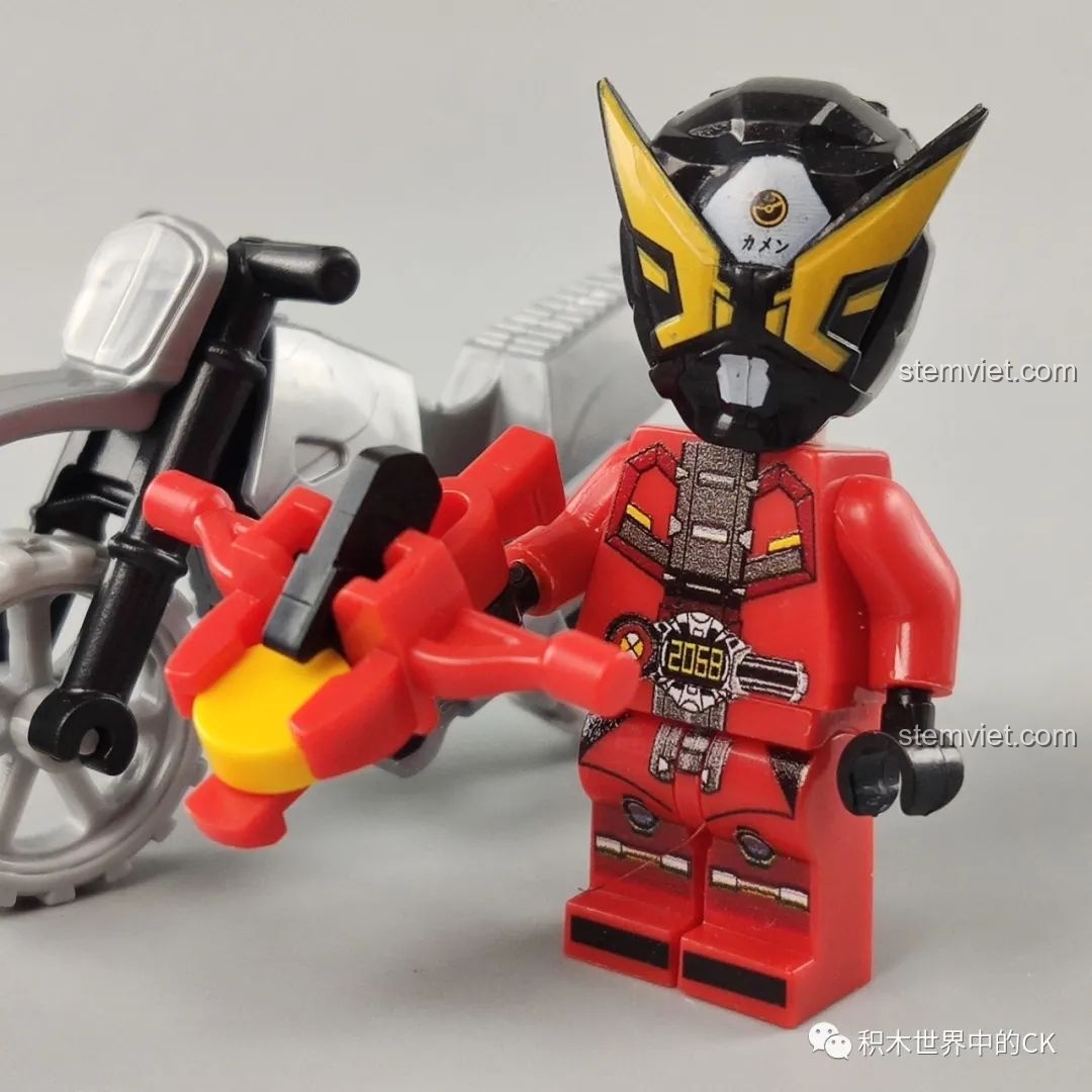 Minifigure Kamen Rider Geiz cầm vũ khí Zikan Zax, một trang bị từ bộ đồ chơi mô hình Kamen Rider Geiz 82232 giá tốt.