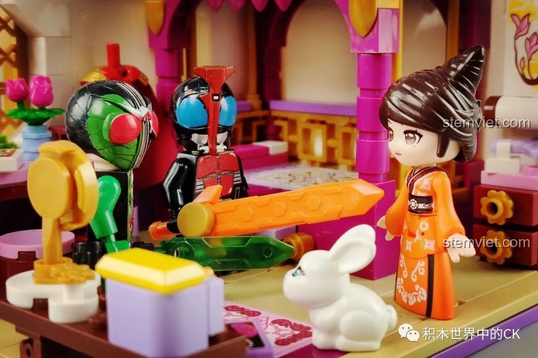 Hai minifigure Kamen Rider W và Kabuto được đặt trong một bối cảnh lắp ráp khác, tạo ra một cảnh tượng thú vị.