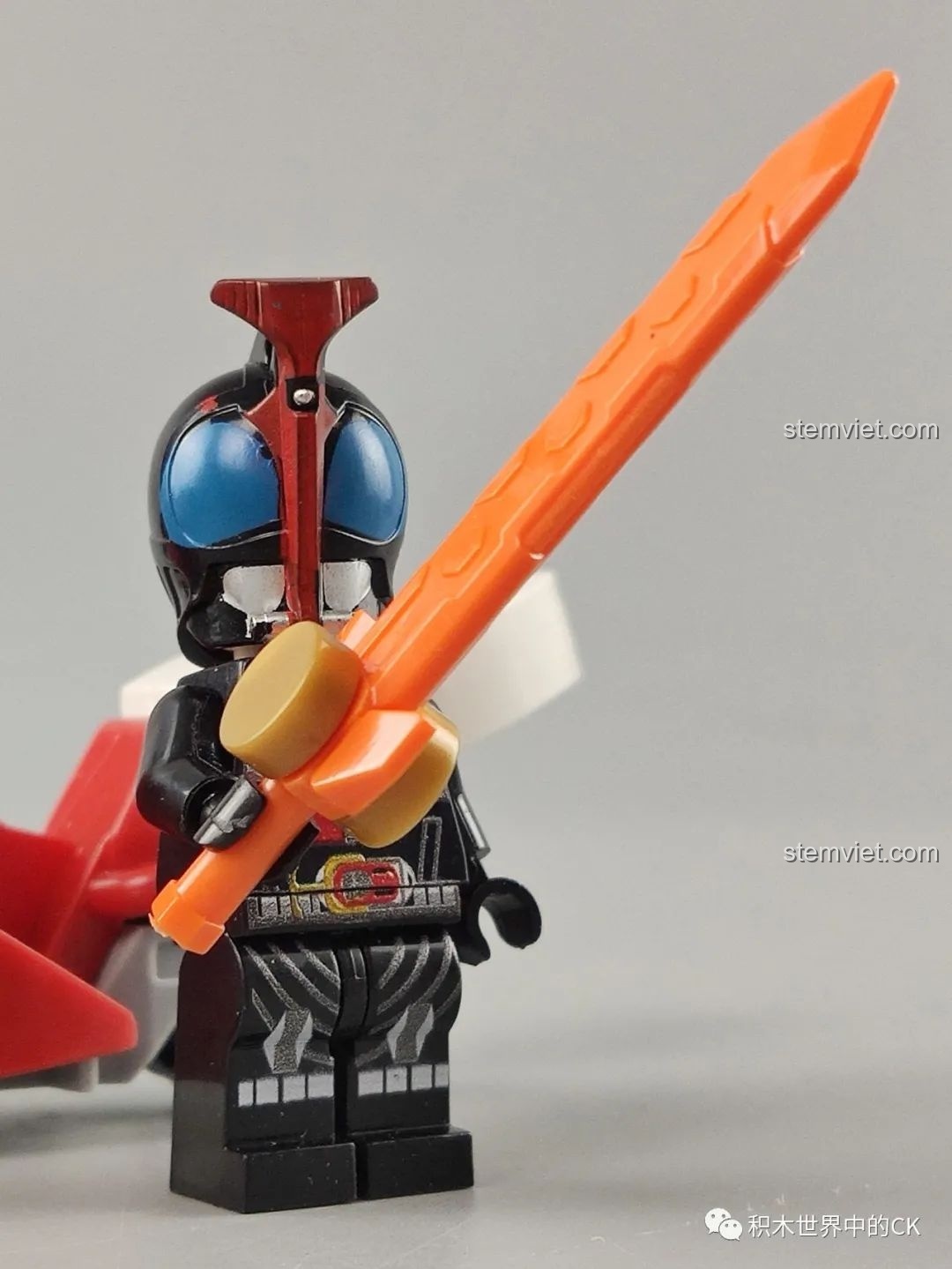 Minifigure Kamen Rider Kabuto cầm vũ khí là thanh kiếm Kunai Gun, tạo dáng chiến đấu.