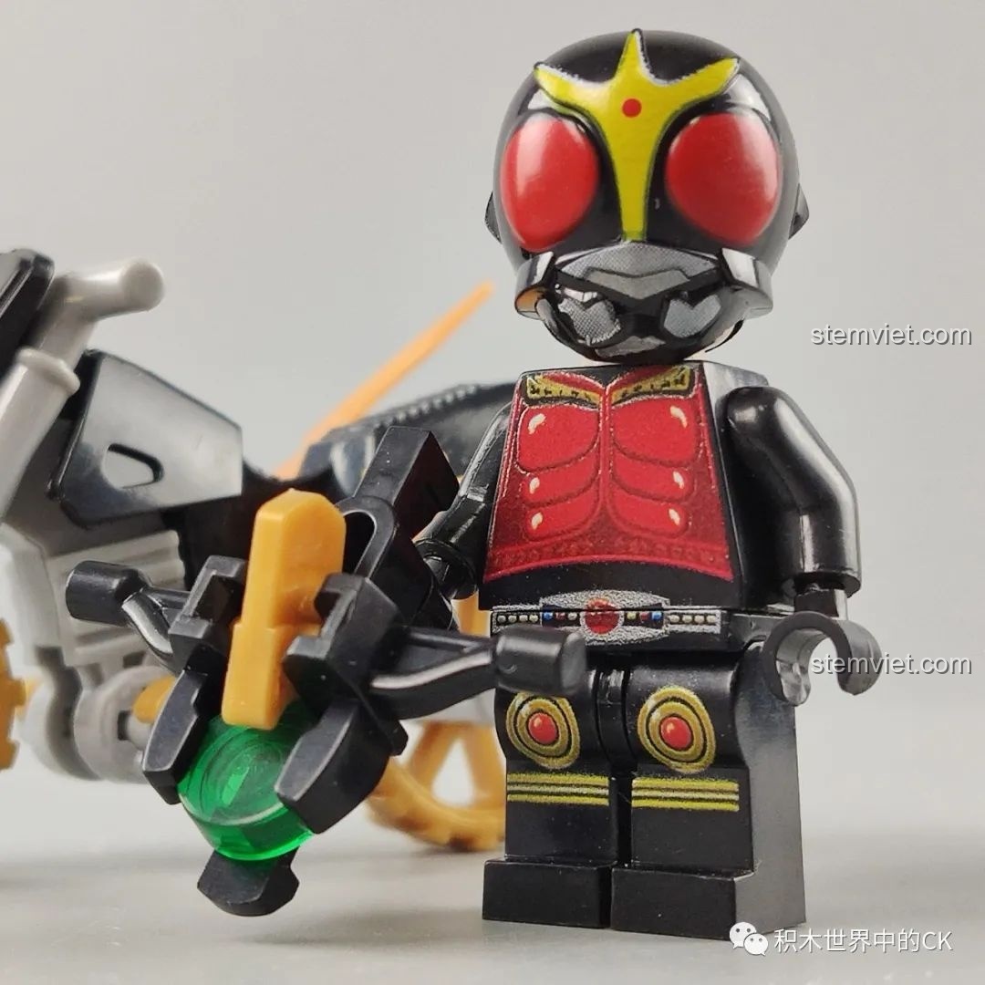 Minifigure Kamen Rider Kuuga cầm vũ khí, tạo dáng chiến đấu trong bộ lắp ghép Kamen Rider Kuuga 818 tiết kiệm.