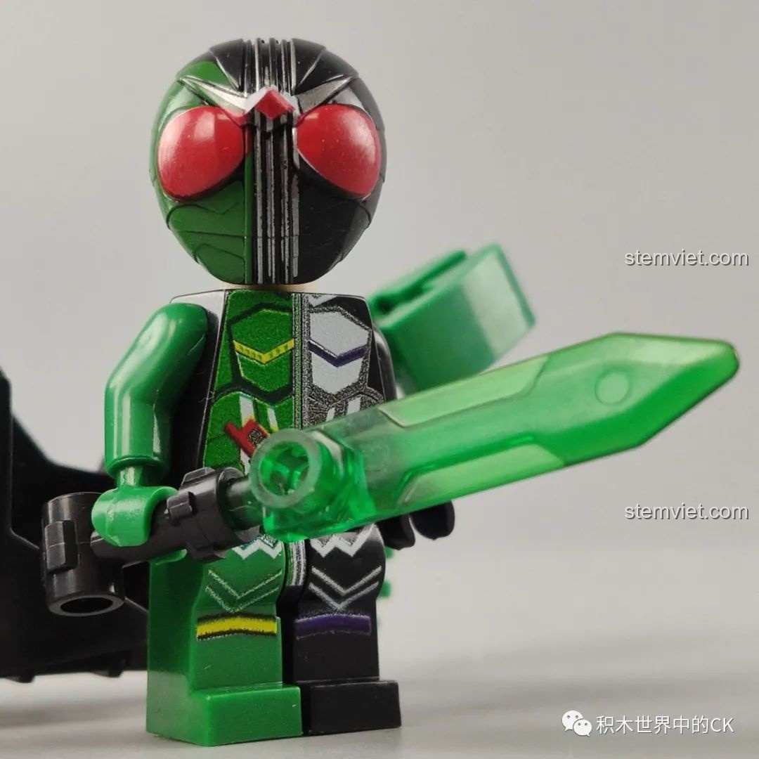 Minifigure Kamen Rider W cầm thanh kiếm trong suốt màu xanh lá, một phụ kiện đẹp mắt trong bộ lắp ghép.