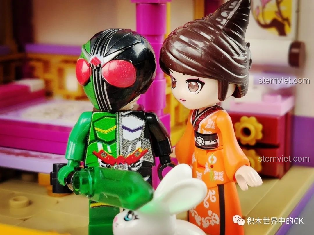 Cận cảnh minifigure Kamen Rider W đứng cạnh một nhân vật nữ trong một bộ lắp ráp khác, tạo ra một khoảnh khắc dễ thương.
