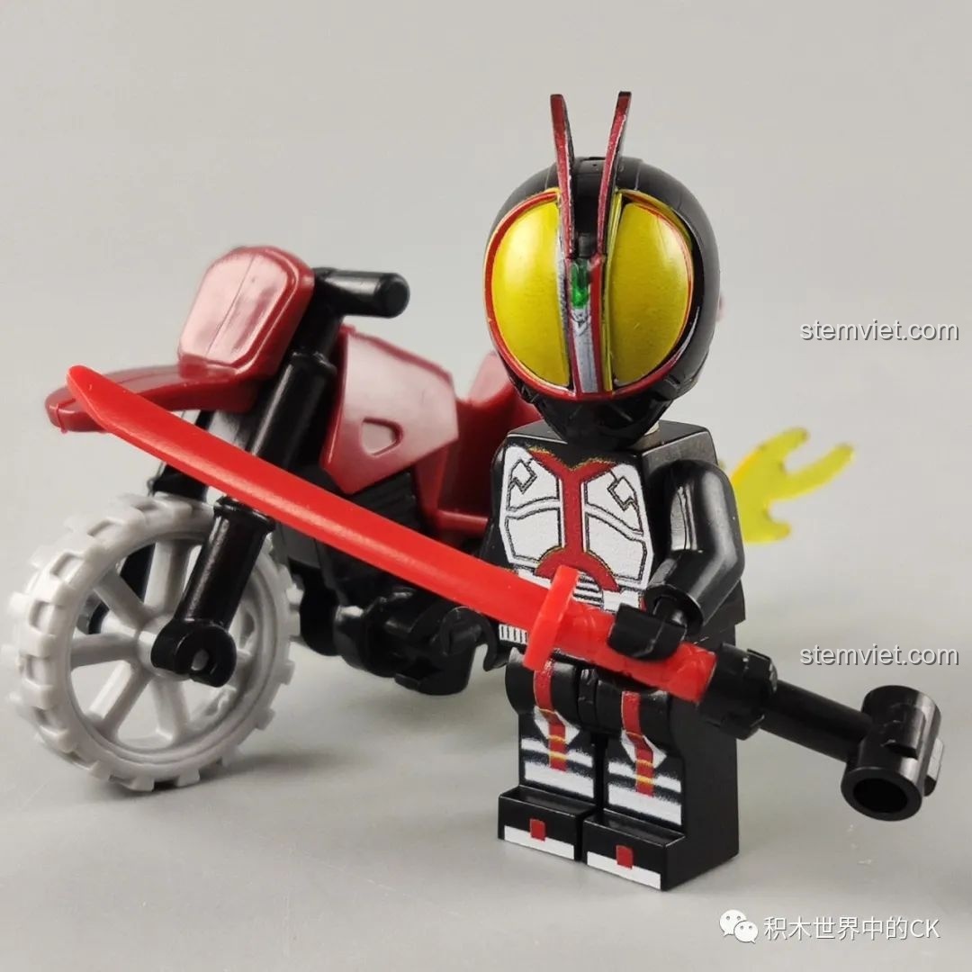 Minifigure Kamen Rider Zi-O cầm vũ khí là thanh kiếm màu đỏ, tạo dáng chiến đấu trong bộ lắp ghép 818 82232.