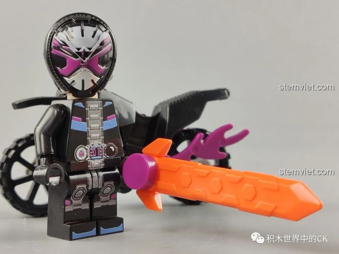 Minifigure Kamen Rider Zi-O Decade Armor cầm thanh kiếm màu cam, tạo dáng trong bộ xếp hình cho con trai trên 6 tuổi.