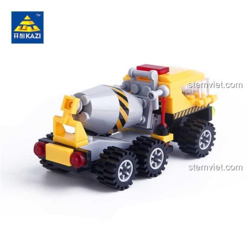 Mô hình xe công trình KAZI 6112 sau khi lắp ráp, bộ xếp hình xe trộn bê tông cho bé trai.