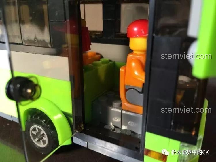 Cửa trước của xe buýt KAZI KY85013 đang mở, minifigure tài xế ngồi trong buồng lái.