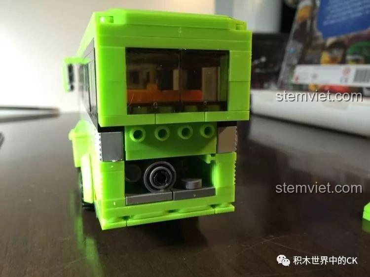 Phần đuôi xe buýt của bộ lắp ráp KAZI KY85013, mô phỏng chi tiết động cơ bên trong.