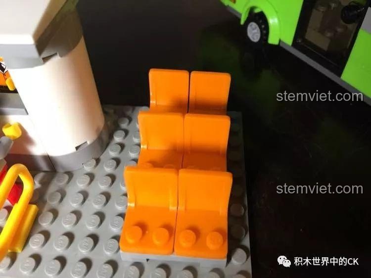 Chi tiết hàng ghế chờ màu cam tại trạm xe buýt của bộ đồ chơi xếp hình KAZI 85013.