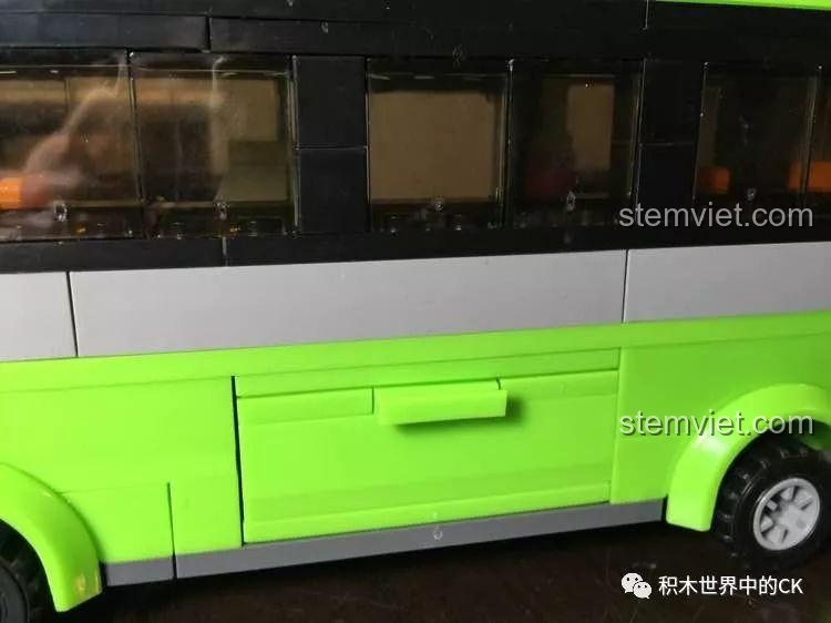 Cửa khoang hành lý của xe buýt KAZI KY85013 khi đóng lại, thiết kế liền mạch với thân xe.