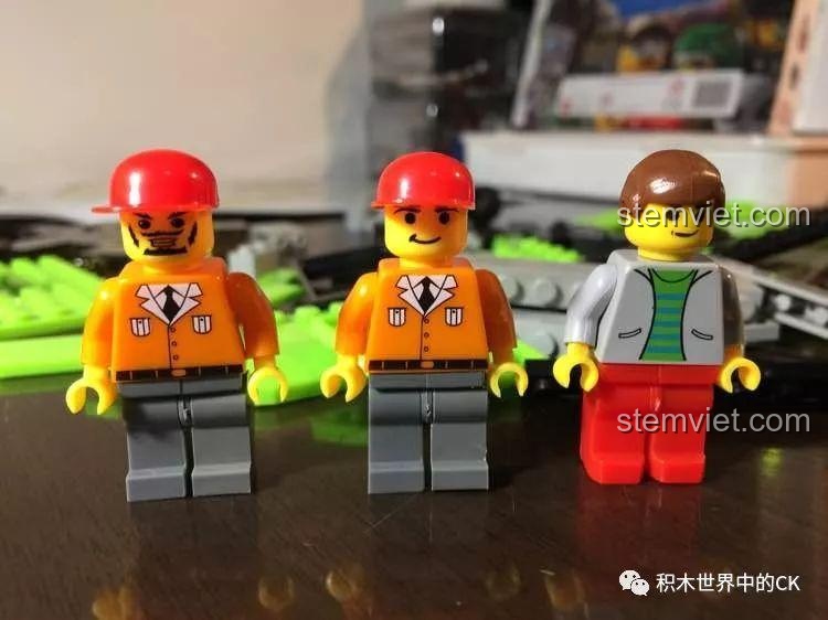 Cận cảnh 3 minifigures có trong bộ đồ chơi KAZI KY85013, gồm 2 nhân viên mặc đồng phục màu cam và 1 hành khách. Đồ chơi cho bé trai 6 tuổi.