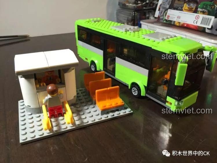 Toàn bộ mô hình lắp ghép KAZI 85013 sau khi hoàn thành, bao gồm xe buýt màu xanh lá và trạm chờ xe buýt màu trắng cam. Một lựa chọn giá tốt thay thế LEGO®.