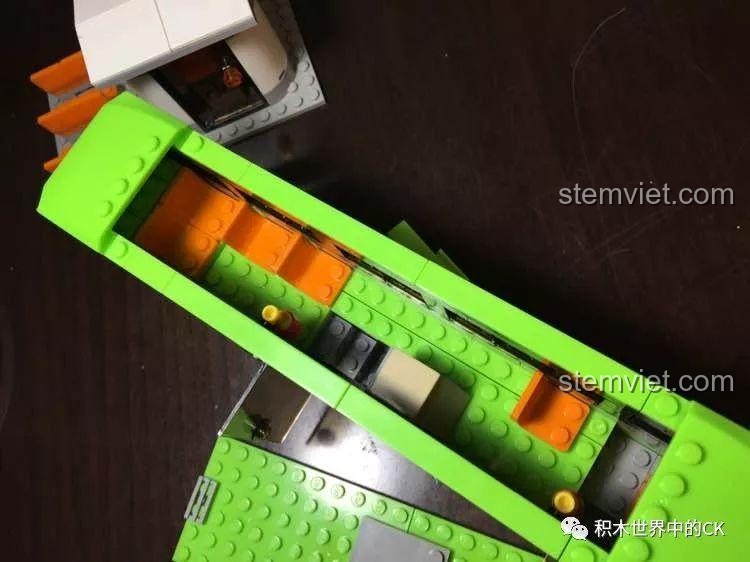 Nội thất bên trong xe buýt KAZI KY85013 khi tháo nóc, có các hàng ghế màu cam cho hành khách.