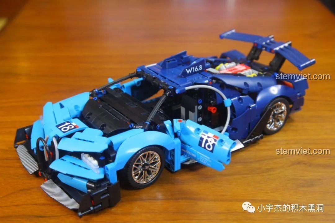 Mô hình KBOX 10213 với hai cánh cửa được mở lên, khoe nội thất bên trong và tăng thêm vẻ sang trọng.